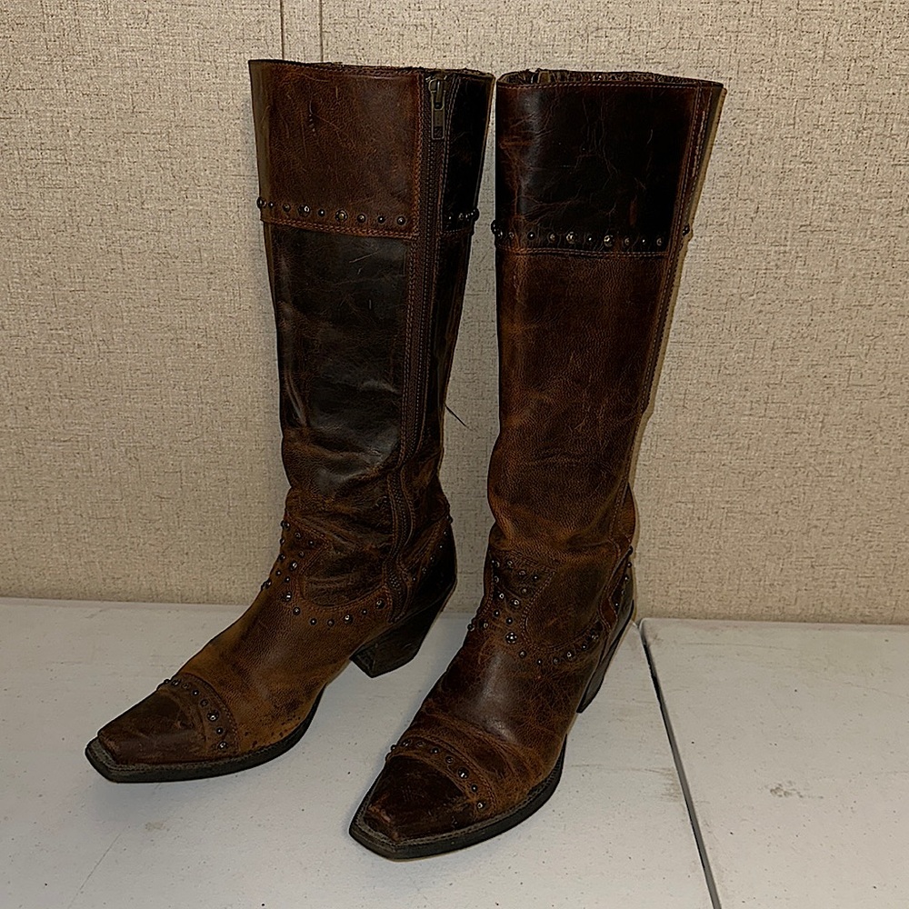 Pre-owned ladies Ariat boots Size 7B Brown